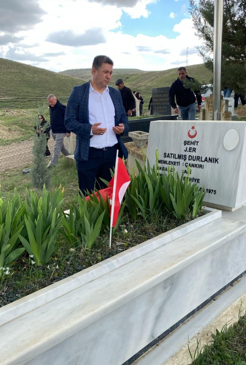 TÜGŞAV ÇANKIRI (@gaziler_ve) on Twitter photo Şehidimiz Satılmış Durlanık'ı (Dedeköy) kabri başında ziyaret ettik.
Ruhu Şad olsun.
<a href="/GazilerVakfi/">TÜGŞAV</a> <a href="/lokman_aylar/">Gazi Lokman Aylar</a> <a href="/kasimpekacar/">Kasım PEKACAR</a> <a href="/firattasolar/">M. Fırat Taşolar</a> <a href="/ismailhakkiesen/">İsmail Hakkı Esen</a> <a href="/drpelinyilik/">Doç.Dr. Pelin Yılık</a> <a href="/akbasogluemin/">Av. M.Emin AKBAŞOĞLU 🇹🇷</a> <a href="/maarif_gazi/">m. arif</a> <a href="/tahsinyesilay/">GAZİ Tahsin YEŞİLAY</a> Şehidimiz Satılmış Durlanık'ı (Dedeköy) kabri başında ziyaret ettik.
Ruhu Şad olsun.
<a href="/GazilerVakfi/">TÜGŞAV</a> <a href="/lokman_aylar/">Gazi Lokman Aylar</a> <a href="/kasimpekacar/">Kasım PEKACAR</a> <a href="/firattasolar/">M. Fırat Taşolar</a> <a href="/ismailhakkiesen/">İsmail Hakkı Esen</a> <a href="/drpelinyilik/">Doç.Dr. Pelin Yılık</a> <a href="/akbasogluemin/">Av. M.Emin AKBAŞOĞLU 🇹🇷</a> <a href="/maarif_gazi/">m. arif</a> <a href="/tahsinyesilay/">GAZİ Tahsin YEŞİLAY</a>