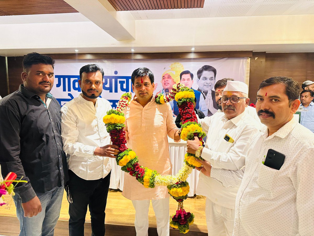 surajvchavan's tweet photo. माझ्या गावातील पुणेस्थित गावकऱ्यांचा स्नेह मेळावा आज हॉटेल रत्ना, पुणे येथे उत्साहात पार पडला.

आपुलकीने भरलेली ही भेट खूपच खास होती अनेक वर्षांनी भेटलेली चेहरे, गावच्या आठवणी, आणि एकत्रितपणे अनुभवलेले सुख-दुःख.

स्नेह मेळाव्याच्या निमित्ताने मनमोकळा संवाद साधला.ही भेट फक्त गप्पांची नव्हती, तर एकमेकांना समजून घेण्याची आणि पुढे जाण्याची प्रेरणा देणारी ठरली.

या स्नेह मेळाव्याला ज्येष्ठ नागरिक, महिला भगिनी, युवक बांधव व माझे मित्र मोठ्या संख्येने उपस्थित होते.