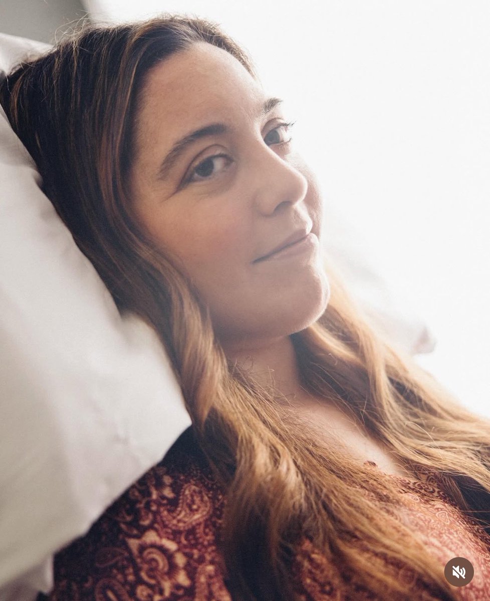 CrisPlateroP's tweet photo. Descansa en Paz, querida Belén. Te seguía en Instagram, me impresionó tu entereza y aceptación de la enfermedad. Mirando al Señor en la Cruz. Ya le pido al Señor, que te abrace cuanto antes. Rezo por tu alma y pido consuelo, para tu familia. https://t.co/dHDGqyfaNA