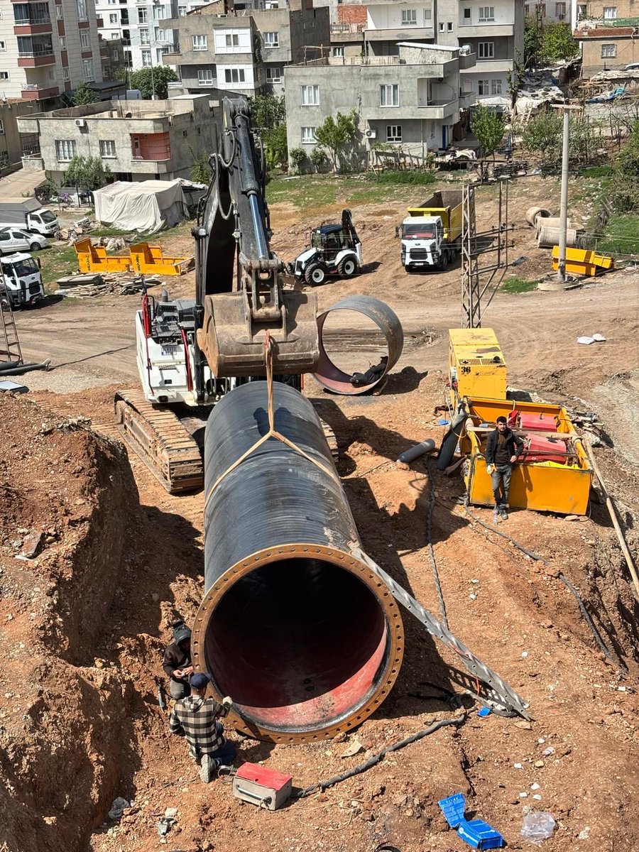 batmanvaliligi's tweet photo. DSİ, Batman Şehir Merkezindeki Sifon Yapısını Çelik Boruya Dönüştürdü

Devlet Su İşlerine ait Batman şehir merkezinden geçen Sol Sahil Sulama Kanalı üzerindeki Sifon yapısı, DSİ tarafından yenilendi. 

Sol sahil sulaması planlama yıllarında  CTP (cam elyaf takviyeli plastik) borulardan inşa edilen bu yapının, zamanla şehrin gelişen imar alanları içerisinde kalması ve artan trafik nedeniyle güvenlik riski oluşturmasından dolayı DSİ 10.Bölge müdürlüğü tarafından yeniden projelendirilmiş ve güçlendirilmiş plastik borular sökülerek yerlerine çelik boru monte edildi.

Şehir merkezine yakın bir bölgede yer alan ve ağır tonajlı araçların geçişine de olanak sağlayan bu Sifon yapısının çelik boruya dönüştürülmesiyle hem trafik güvenliği hemde kanal güvenliği artırılmış oldu.

Bu önemli dönüşüm çalışması, 2025 yılı sulama sezonu öncesinde tamamlanarak, sulama sisteminin daha verimli ve güvenli bir şekilde çalışması sağlandı.
@canalpekrem 
@dsigovtr 
@103Dsi