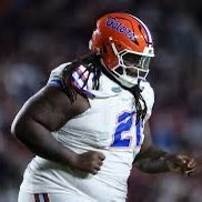 La théorie des extrêmes : 
Les Buccaneers ont drafté le joueur le plus léger de l’histoire Tez Johnson (70kg) et signé le plus lourd de l’histoire Desmond Watson (210kg) 
#NFLextra 
“Little Tez “                   Vs          “Big Dez “