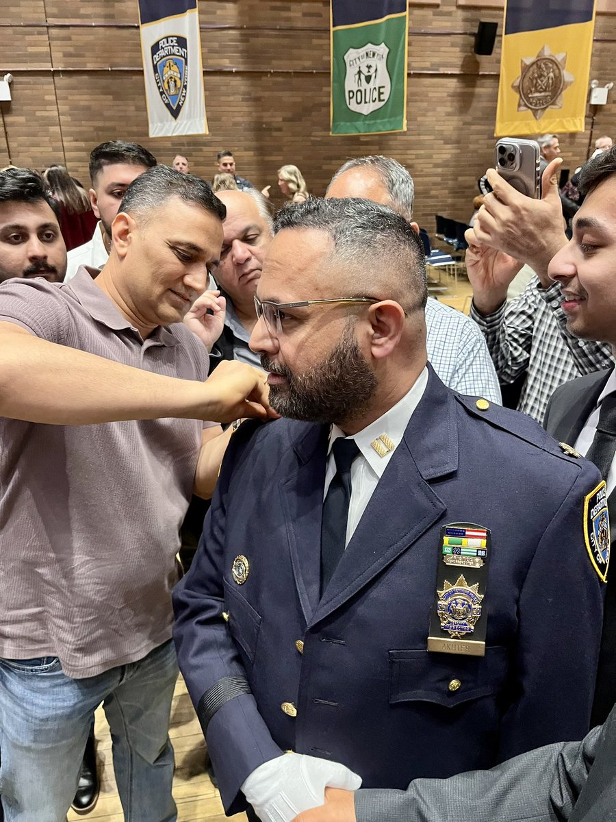 NYPDdcer's tweet photo. 04/25/25 - Congratulations 🎊🎈🎉 to Captain Waheed Akhter, Commanding Officer, @NYPDTransit District 23 &amp; President @NYPDMuslim, on his well-deserved promotion to Deputy Inspector! 🍀. We are truly grateful for your leadership, dedication, &amp; over 2️⃣0️⃣ years service. @NYPDnews 👏 https://t.co/4TM1CXmcR1