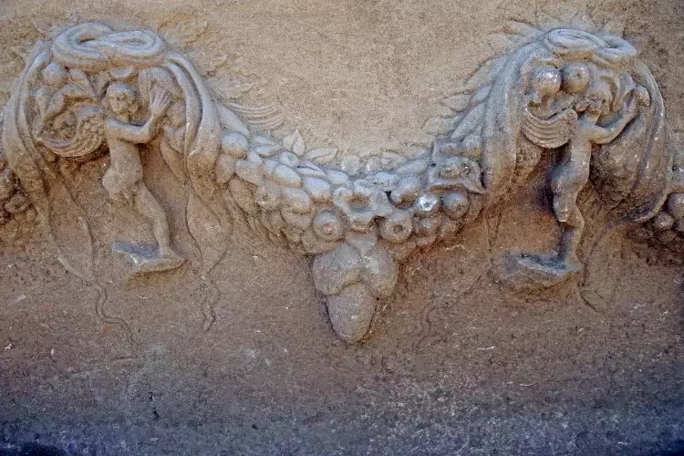 🔴 Muğla'nın Yatağan ilçesindeki Stratonikeia Antik Kenti'nde yürütülen kazı çalışmalarında 2 bin yıl öncesine ait girlandlı lahit bulundu.