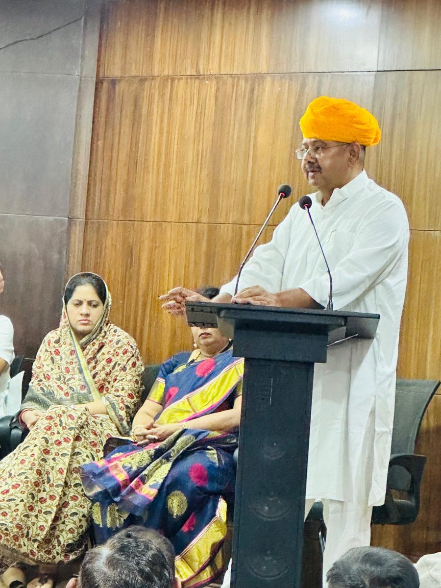 BSBhatiInc's tweet photo. बीकानेर में आयोजित नेशनल यूनियन ऑफ जर्नलिस्ट्स (I) और जर्नलिस्ट एसोसिएशन ऑफ राजस्थान की मीट में देशभर से आए पत्रकार साथियों से संवाद का अवसर मिला।
इस सफल आयोजन हेतु जार जिलाध्यक्ष श्री श्याम जी मारू एवं NUJ (I) के सचिव श्री भवानी जी जोशी का विशेष आभार।
#JournalismMatters #NUJI https://t.co/hYGAF9RzSs