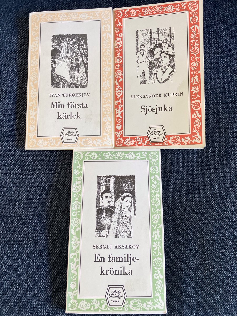 Ur serien Ryska klassiker på Tidens förlag, dessa volymer från 1974. Sjösjuka av Aleksander Kuprin, Min första kärlek av Ivan Turgenjev samt En familjekrönika av Sergej Aksakov (min favorit 🤩) Fantastiskt vackra publikationer och så väldigt läsvärda. Får nog sökas på antikvariat