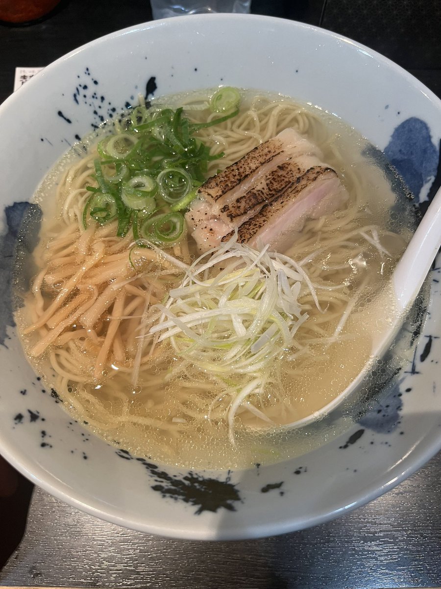 高田馬場　鳥そば　三歩一
鳥そば　めちゃ美味い
スープに鳥の旨みがでてて、美味しすぎて全部のんだ。後今の時代では珍しい替え玉つけても1000円でお釣りくる良心的な値段