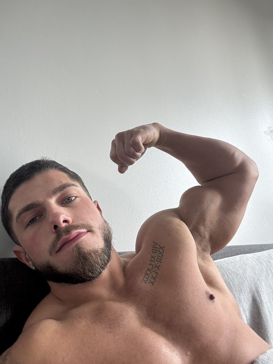 Sundays are for staying in bed who wants to have some fun with me👀😈🥵?