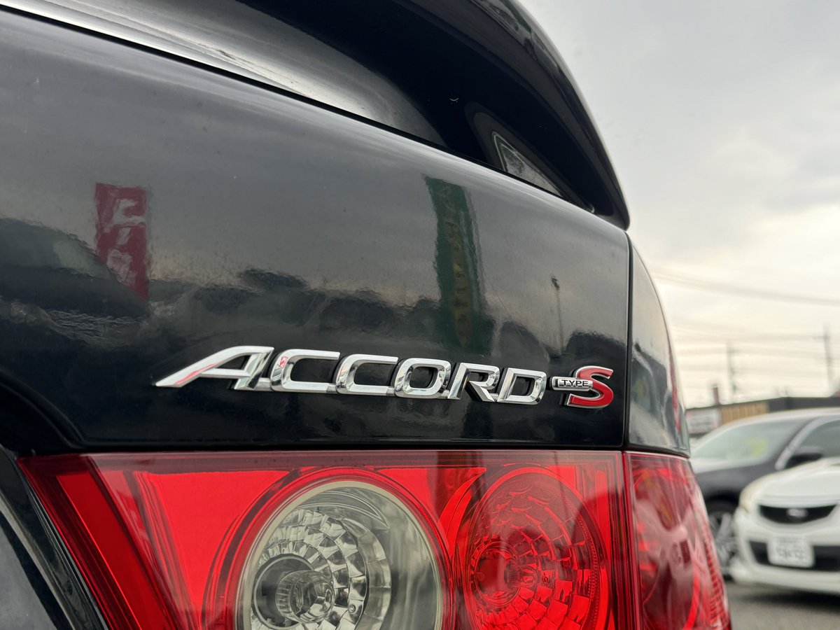 Aroute_3410022's tweet photo. アコードTypeS
7.7万km

ワンオーナー！希少ナイトホークブラックパール！トランクスポイラー！

軽い車体に2.4LのV-TECは伊達じゃありません！
かなり良い走りをしてくれます！乗るとわかる楽しい車です！

黒は珍しいですよ〜

#アコード　#CL9 #vtec https://t.co/FTXHao50y4