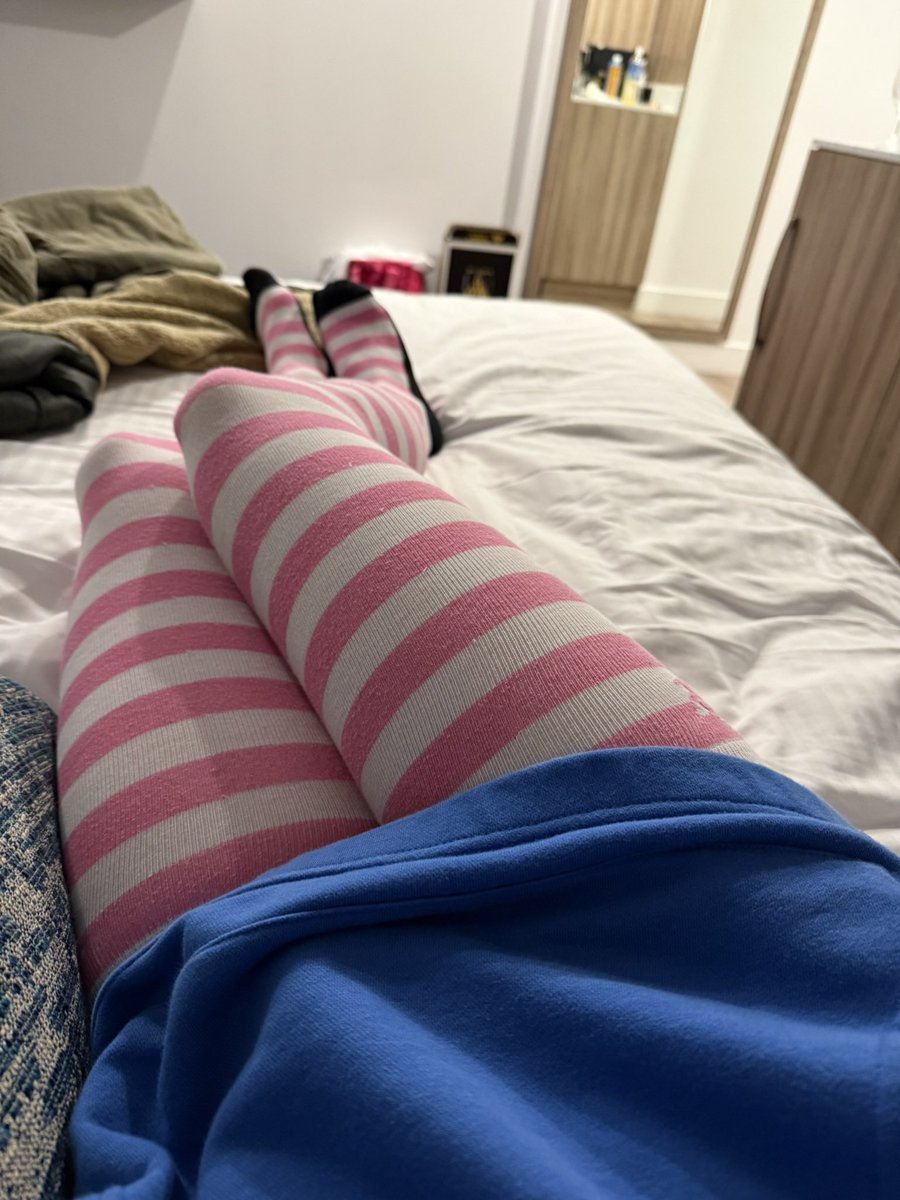 It’s snuggle time :3