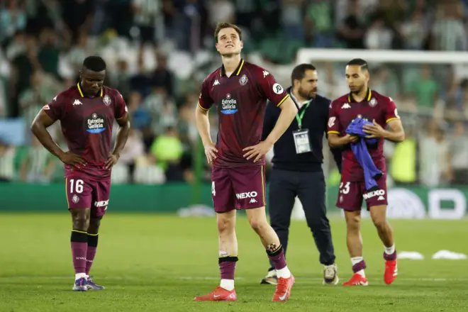 FootEspagnolOrg's tweet image. Retour amer à Valladolid après la descente en seconde division. Protestations violentes, œufs lancés et chants enragés. La colère des fans est à son comble. 🥚🔥 #Valladolid #Protestations #Descente