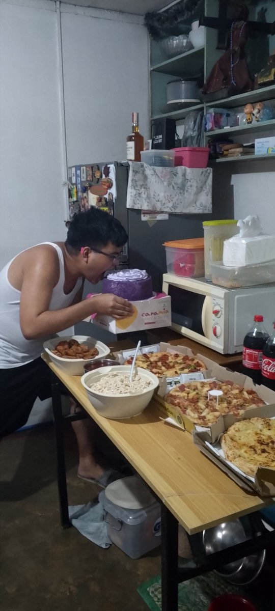 MrSandCastillo's tweet photo. Sarap ng handa! Sarap din ng cake! https://t.co/6TO5f25FLu
