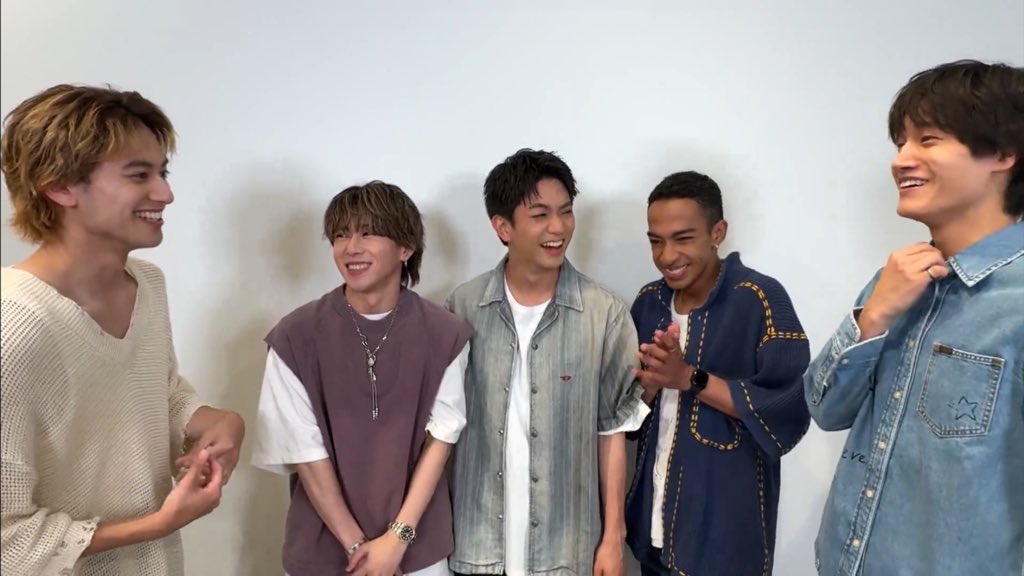 wm110528's tweet image. 両サイドと真ん中3人の大きさバグ
#Aぇǃgroup