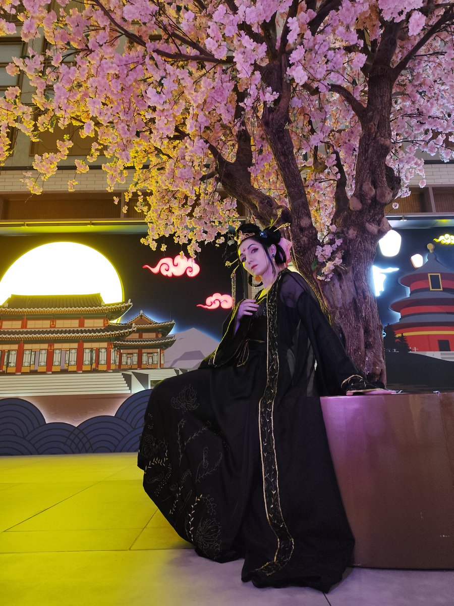 Having rest after ComicCon in Abu Dhabi and JPEX in Dubai and finally have time to share a picture of me as #liushouxue taken by <a href="/Ntaleya/">генерал Огнекрыса</a> 
Hairstyle, peony, assistance: <a href="/Ntaleya/">генерал Огнекрыса</a>
Dress, accessories, make up: me
#ravenoftheinnerpalace #後宮の烏 #kōkyūnokarasu #cosplay #embroidery