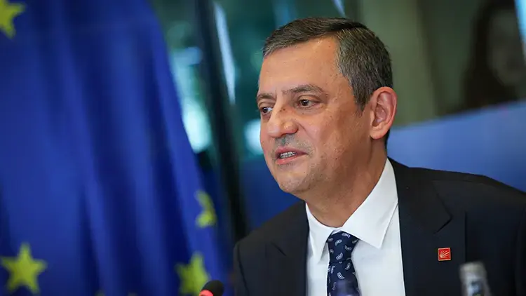 Özgür Özel:

"Pazarlık falan yok. Erdoğan'dan erken seçim ya da İmamoğlu'nun özgürlüğünü dilenecek halim de yok. Demokrasinin, özgürlüğün pazarlığı mı olur?

Benim üstüme düşen, şehir şehir, medyan meydan dolaşıp halka gerçekleri anlatmak. Ona da devam edeceğiz."