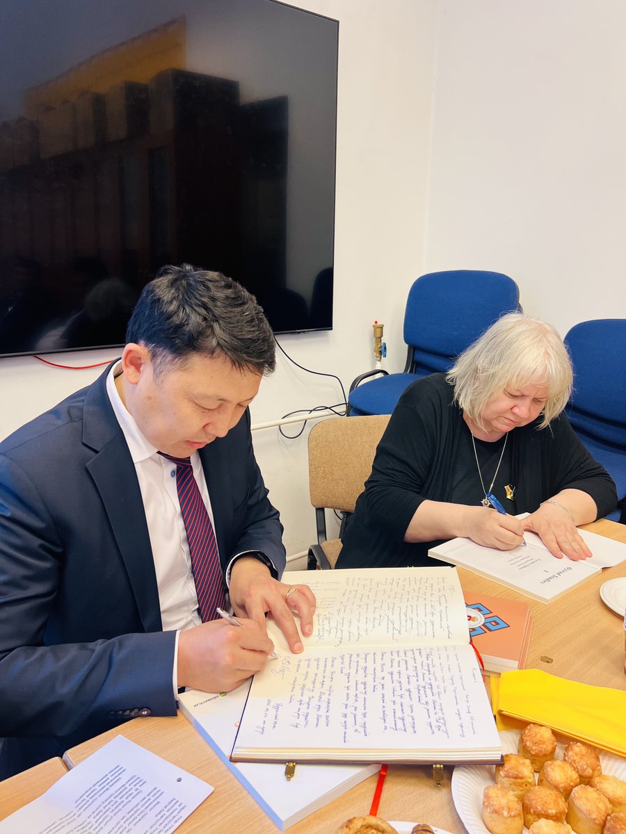 Гадаад харилцааны сайд Б.Батцэцэгийн Унгар Улсад хийж буй албан ёсны айлчлалын хүрээнд Гадаад харилцааны яамны төлөөлөл Өтвөш Лорандын нэрэмжит ЭЛТЭ их сургуулийн “Монгол ба Төв Ази судлалын тэнхим”-ийн харьяа Монгол судлалын төвд зочлов.   

🔗shorturl.at/nQEJR