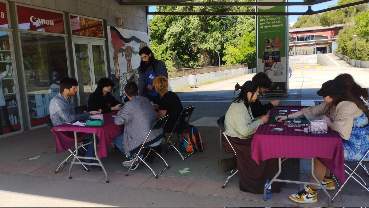 Aprofitant el bon tems d'avui, hem sortit a l'exterior per combatre la invasió cultural d'eeuu jugant a #Alakazum! 🏆

Gràcies a <a href="/zombipaella/">Zombi Paella</a> per patrocinar-ho 🥰

#jocsdetaula #firarolcat #frac25 #torneigs #ocialternatiu