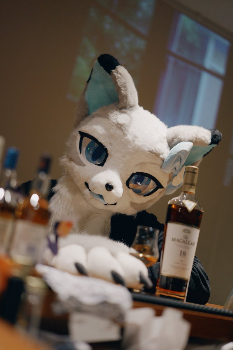 같이 한잔 할래?

📸 : <a href="/Nyolen_Au/">뇰렌</a> 

#FursuitEveryday 
#바케모노
#BarKemono