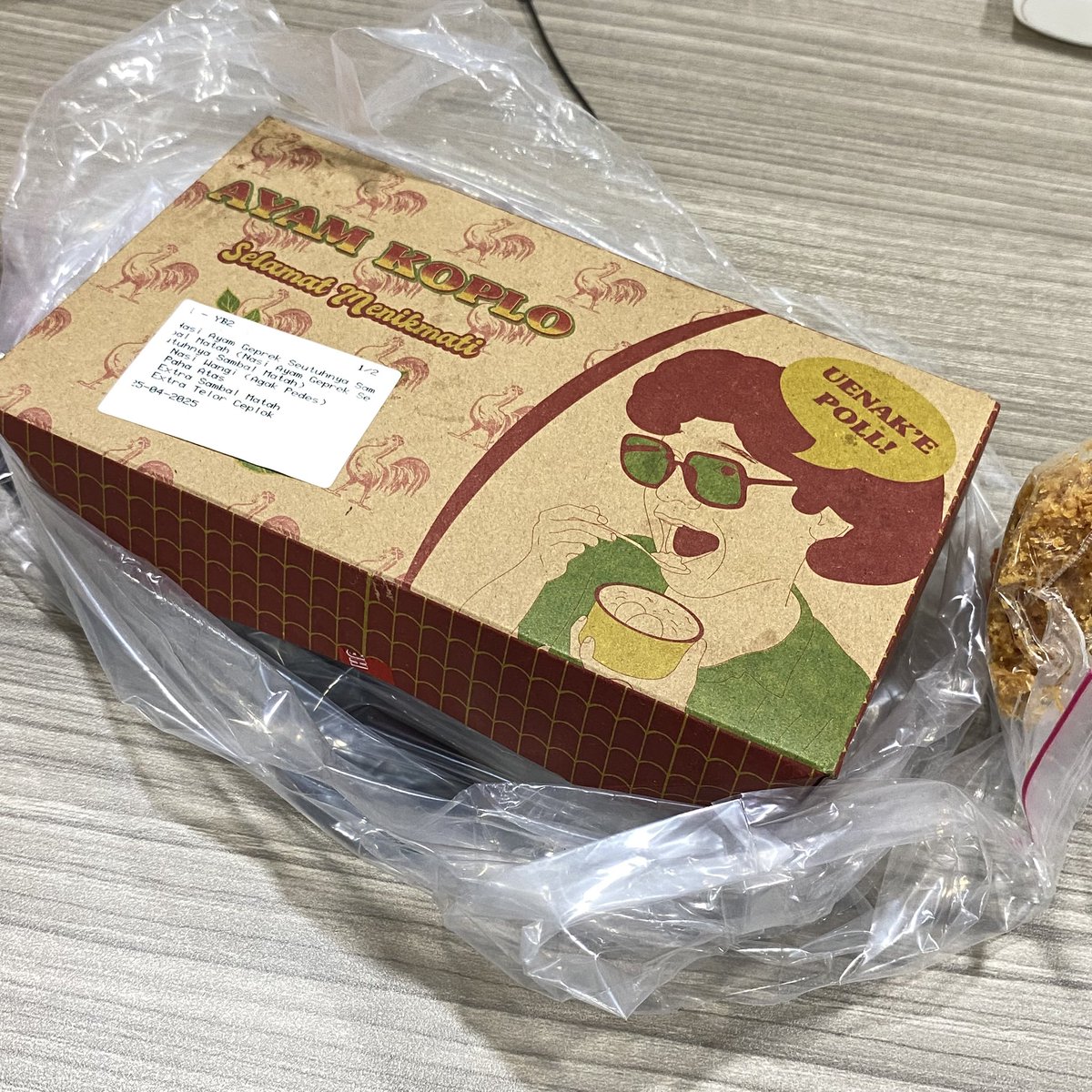 Ketagihan lagi sama ayam koplo 😌

Kali ini varian sambal matah, kobisa sih sambal matah ga bikin bau di mulut kaya gini? 🤤

Sambalnya ga terlalu pedes + bisa dinikmati yummyyy