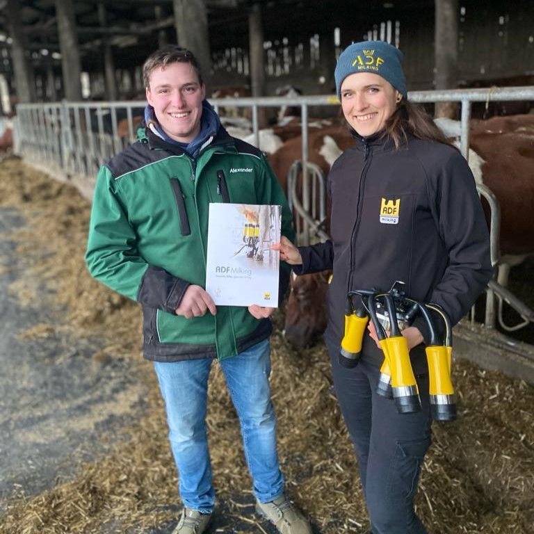 "Wir sparen ein Drittel der Zeit im Melkstand, die ich jetzt für meine Tiere nutzen kann." - Alexander Weber. 
Sein Schnee-Eifel-Hof setzt auf unser ADF-Melksystem mit automatischem Dippen und Zwischendesinfizieren.
Ergebnis: Bessere Zellzahlen, gesündere Euter! #Milchvieh