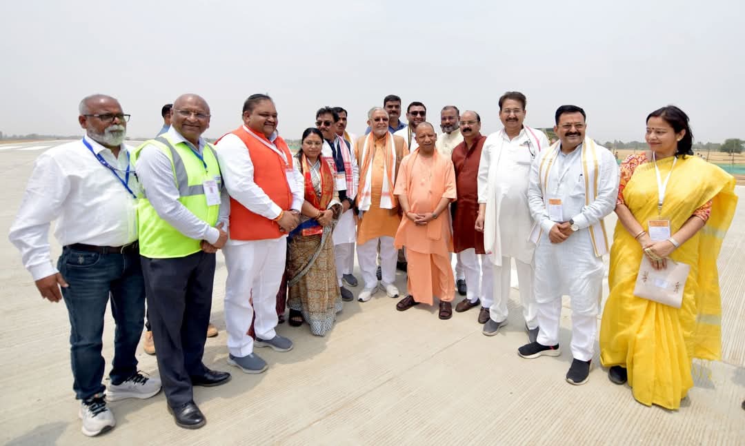 ArvindSingh0136's tweet photo. आज जनपद शाहजहांपुर स्थित जलालाबाद में गंगा एक्सप्रेस वे हवाई पट्टी का निरीक्षण करने आए उ०प्र० के मा० मुख्यमंत्री श्री @myogiadityanath जी का स्वागत किया। @myogioffice @CMOfficeUP @SureshKKhanna https://t.co/YD21Bycqa7