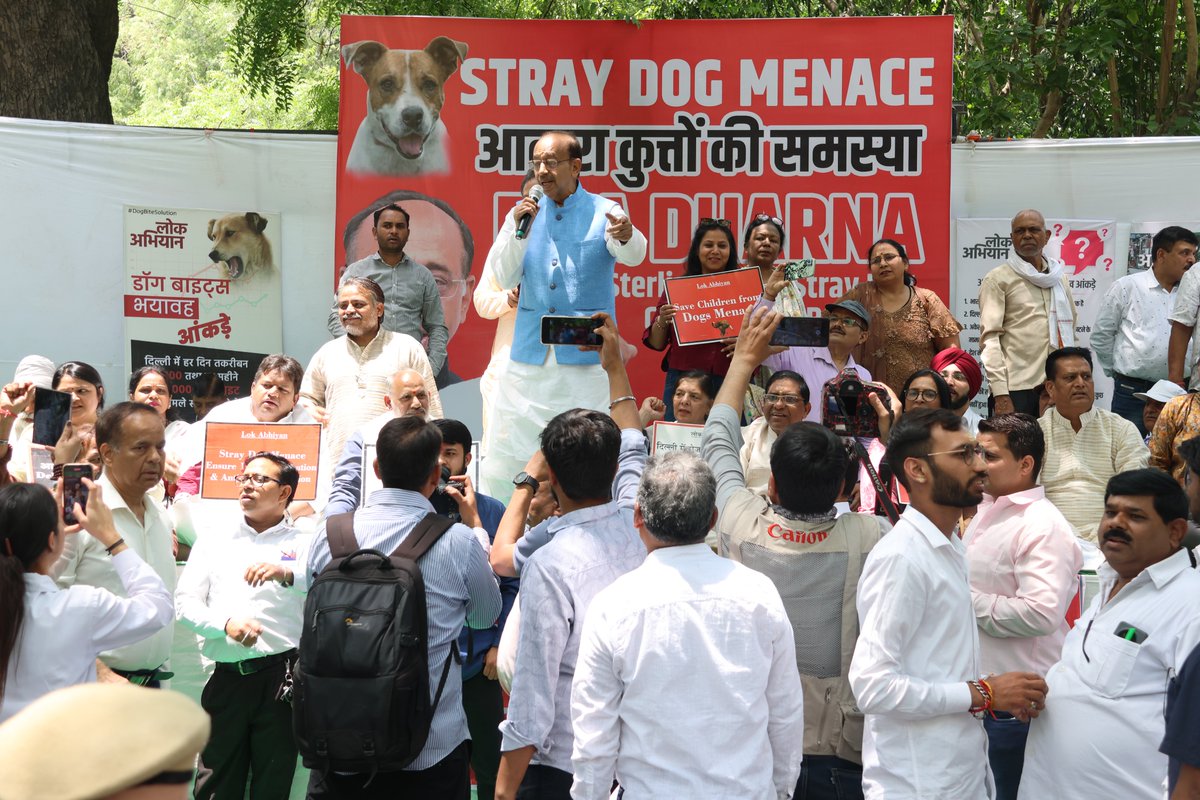 देश और दिल्ली में आवारा कुत्तों के काटने की बढ़ती हुई समस्या को लेकर आज RWAs व NGOs के साथ जंतर-मंतर पर सैकड़ों की संख्या में धरना दिया। पूरी दिल्ली से 100 से अधिक RWAs व NGOs ने इसमे भाग लिया। और ऐसे बहुत से लोग आए थे जिनको कुत्तों ने काटा था उन्होंने अपनी आपबीती भी सुनाई और