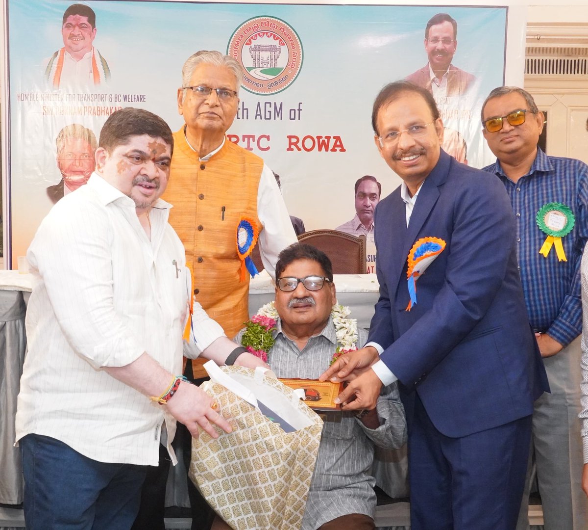 SajjanarVC's tweet image. #Hyderabad లక్డీకాపూల్లోని ఓ హోటల్లో ఆదివారం జరిగిన టీజీఎస్ఆర్టీసీ రిటైర్డ్ ఆఫీసర్స్ వెల్పేర్ అసోసియేషన్ ఐదో వార్షిక సమావేశంలో మంత్రి శ్రీ పొన్నం ప్రభాకర్ గారితో కలిసి పాల్గొన్నాను.
@Ponnam_INC @TGSRTCHQ @PROTGSRTC