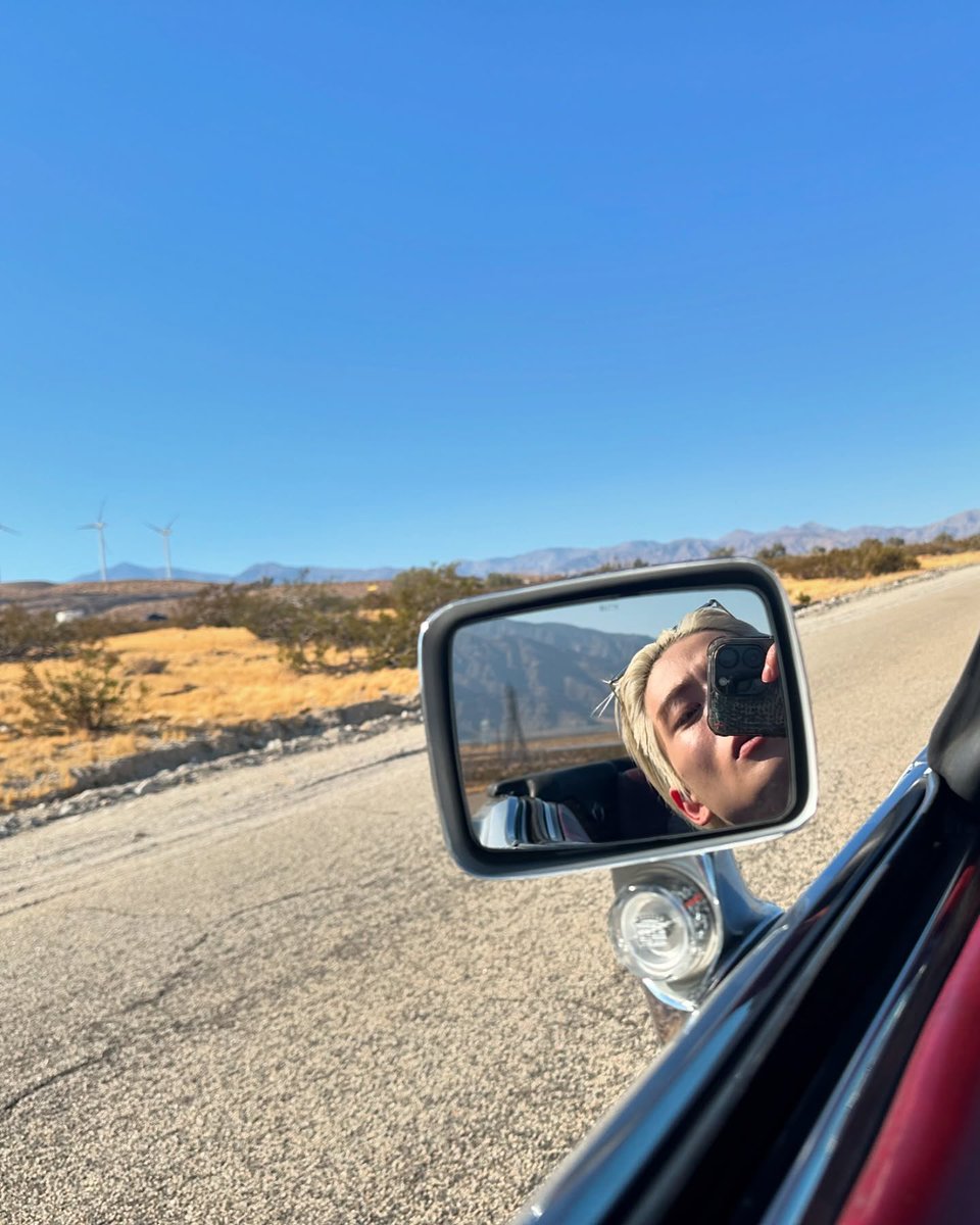 재현이 인스타그램 #재현 

looking back through my rear-view