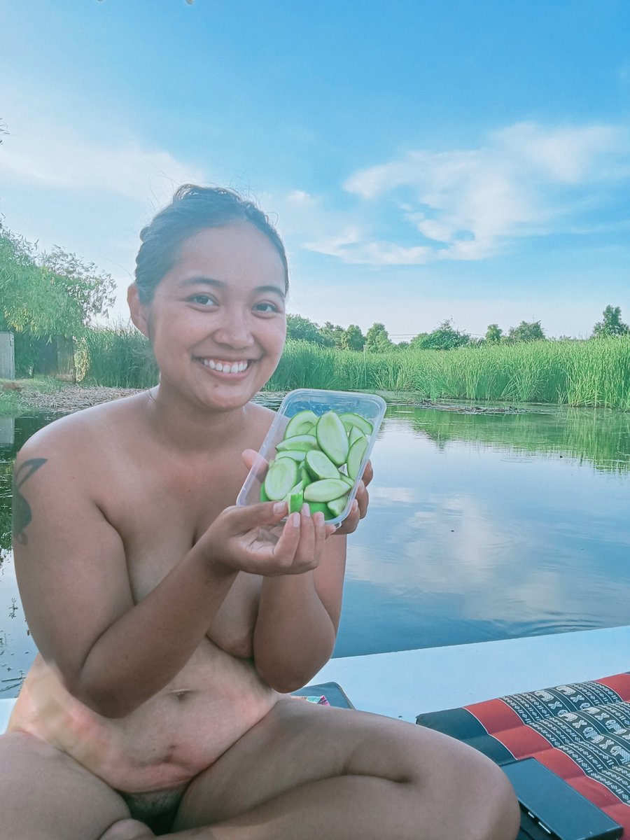 **เป็นสาวเปรี้ยวเหลียวแล  มาแต่ก่อน
เรื่องอาภรณ์ใส่นอน  ตอนไก่ขัน
แต่ใจกว้างนี้เข้ม   เต็มทุกวัน,,
#คลองบางเฮี้ยทะเลวน
#บ่อบัว