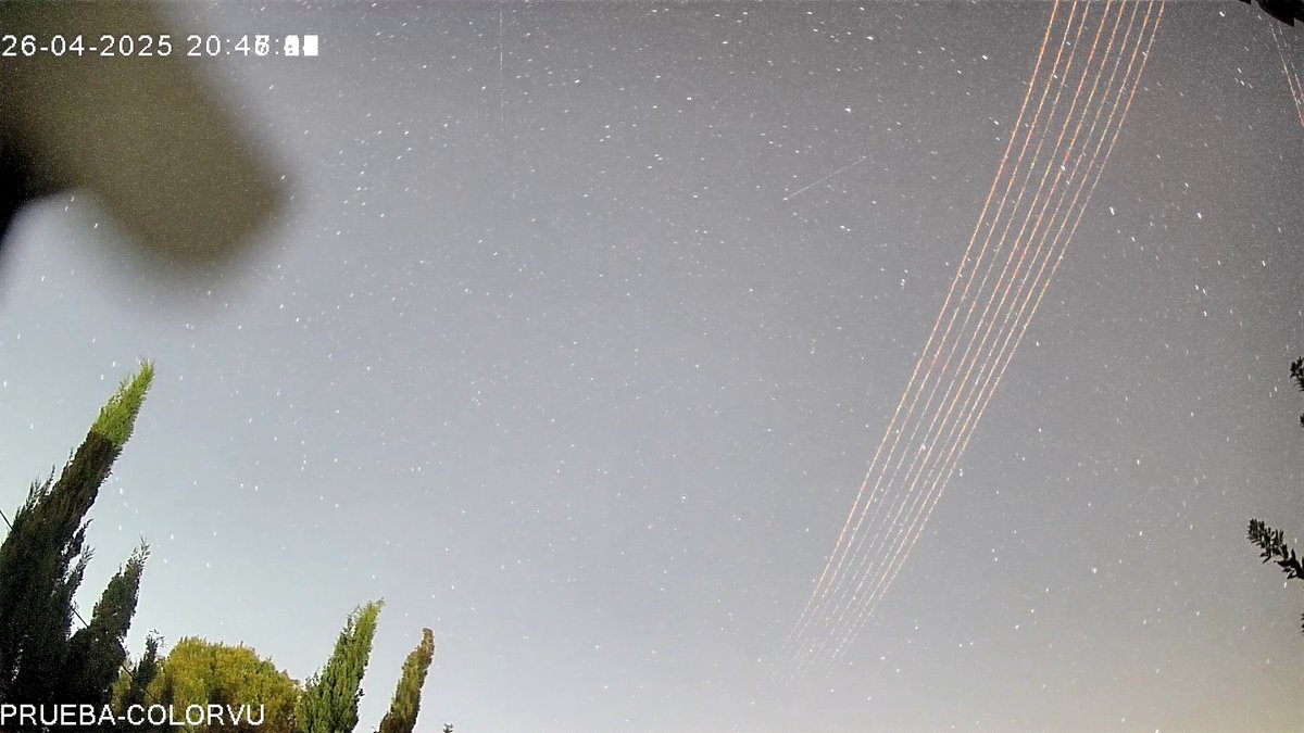 🦩Una curiosidad: Vivo justo debajo de la ruta diaria de unos grupos de flamencos. Cuando apilo los fotogramas en los que aparecen volando sobre mi, en ocasiones dibujan formas magníficas, como enormes pentagramas en el cielo.