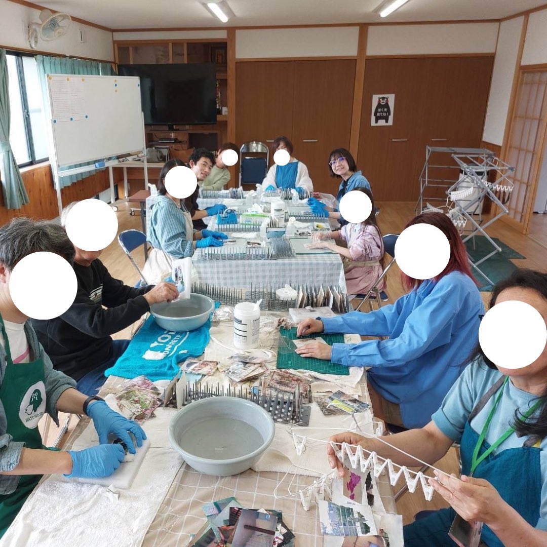 D__SEVEN's tweet photo. 【活動報告2025.4.20】

【あらいぐま人吉】
　•写真のアルコール吹き

【参加した学生からの感想】
「今回の活動では、新たに依頼された写真の預かりと綺麗にした写真のお渡しがあり、写真洗浄のやりがいとこれからも活動を続ける重要性を感じました💪」

#あらいぐま人吉
#写真洗浄
#ボランティア https://t.co/ivjB0fWpc5