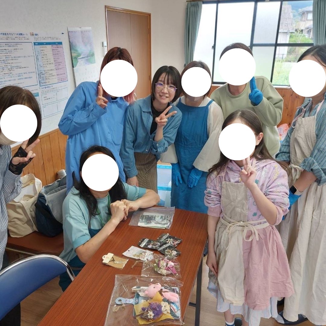 D__SEVEN's tweet photo. 【活動報告2025.4.20】

【あらいぐま人吉】
　•写真のアルコール吹き

【参加した学生からの感想】
「今回の活動では、新たに依頼された写真の預かりと綺麗にした写真のお渡しがあり、写真洗浄のやりがいとこれからも活動を続ける重要性を感じました💪」

#あらいぐま人吉
#写真洗浄
#ボランティア https://t.co/ivjB0fWpc5