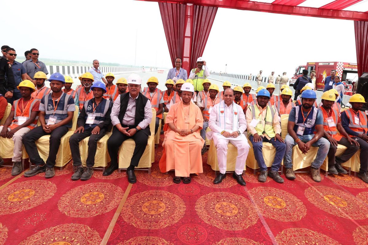 Satendra Shishodia (मोदी का परिवार) (@satendraupbjp) on Twitter photo इंफ्रास्ट्रक्चर किसी भी देश के विकसित होने की आधारभूत शर्त होती है।
उत्तर प्रदेश के यशस्वी एवं लोकप्रिय मा०मुख्यमंत्री, आदरणीय श्री <a href="/myogiadityanath/">Yogi Adityanath</a> जी के साथ हापुड़ (गढ़) में निर्माणाधीन गंगा एक्सप्रेसवे परियोजना का स्थलीय निरीक्षण कार्यक्रम में उपस्थित हुआ।
#GangaExpressway इंफ्रास्ट्रक्चर किसी भी देश के विकसित होने की आधारभूत शर्त होती है।
उत्तर प्रदेश के यशस्वी एवं लोकप्रिय मा०मुख्यमंत्री, आदरणीय श्री <a href="/myogiadityanath/">Yogi Adityanath</a> जी के साथ हापुड़ (गढ़) में निर्माणाधीन गंगा एक्सप्रेसवे परियोजना का स्थलीय निरीक्षण कार्यक्रम में उपस्थित हुआ।
#GangaExpressway