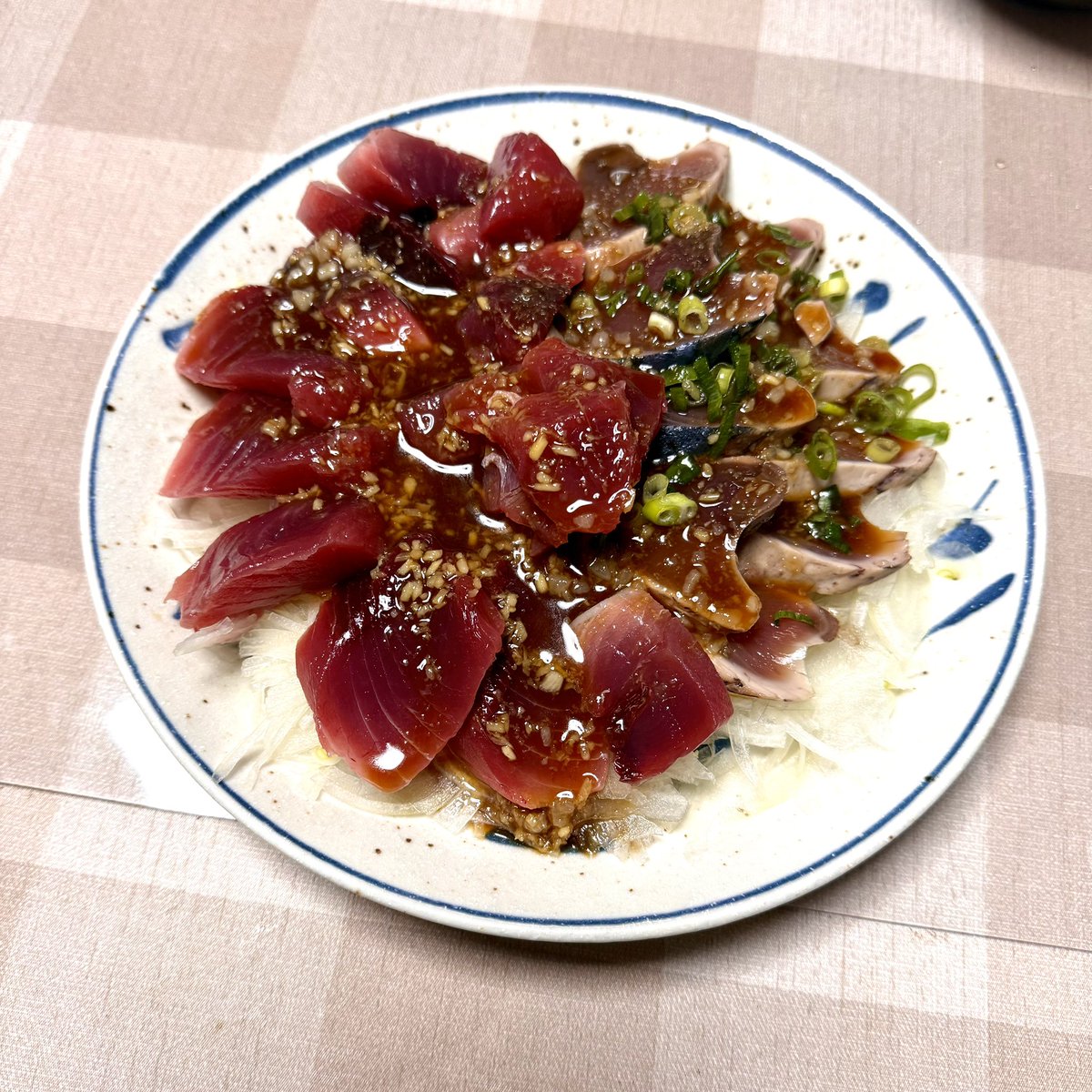 カツオが手に入ったので、たたきと刺身の相盛り♪
魚って美味しい😋🐟