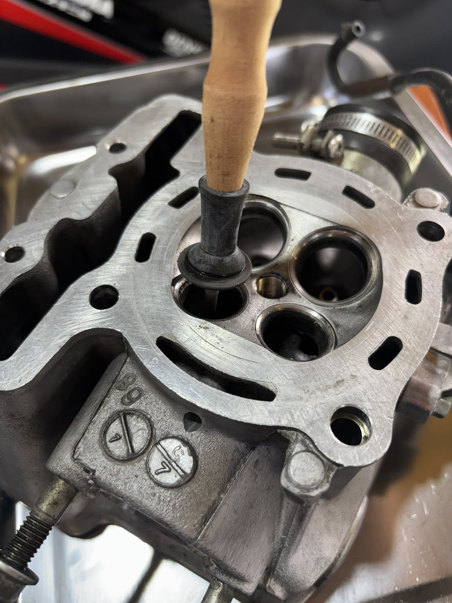 2週間で2回腰上を開ける羽目に…🥲
でもエンジン内部は問題ナシで良かった。
やっぱ電気系かな❓