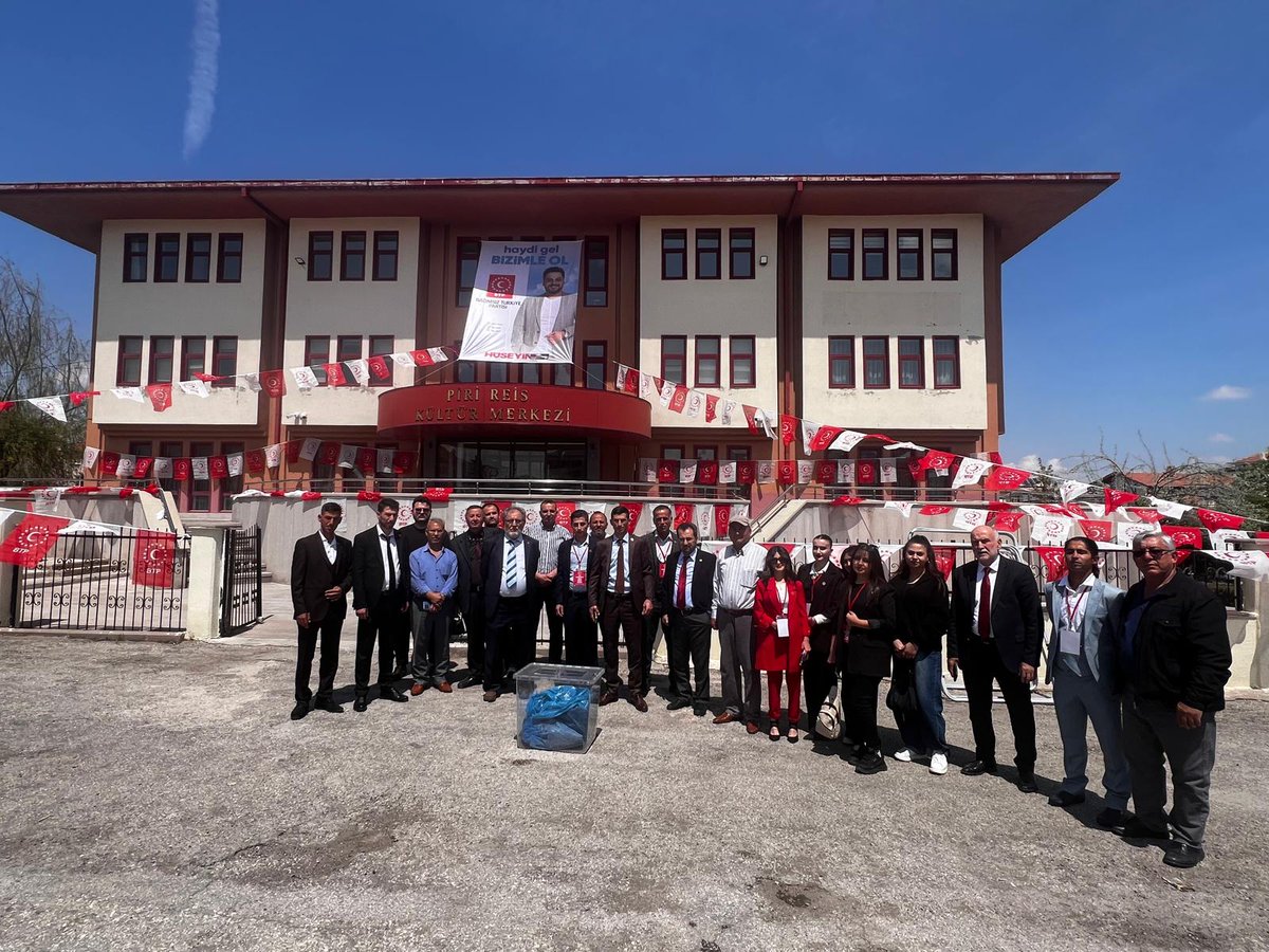 nowpaperr's tweet photo. BTP'nin Karaman Kongresine Skandal Engel: "Yukarıdan Talimat Var!"
Bağımsız Türkiye Partisi'nin (BTP) Karaman İl Kongresi, hukuksuz bir şekilde engellendi.
BTP’nin bir ay öncesinden sözleşmesini yaptığı, ücretini ödediği ve süslemeleri tamamlanan Karaman Piri Reis Kongre ve Kültür Merkezi'nin kapıları, kongre günü İl Kültür Müdürü tarafından "Yukarıdan talimat var" denilerek açılmadı.
BTP Genel Başkanı Hüseyin Baş’ın da katılımı için hazırlanan kongre, salon önünde bekleyen yüzlerce vatandaşa rağmen engellendi.
BTP Sözcüsü Lütfullah Önder, "Bu açık bir siyasi engellemedir. TCK 114 kapsamında suç işleniyor. Suç duyurusunda bulunduk." açıklamasını yaptı.
Seçim kurulu sandıkları bile salona giremeden kapıda kaldı.
BTP yetkilileri, "Demokrasinin kapısına kilit vuruluyor" diyerek kamuoyuna çağrıda bulundu.