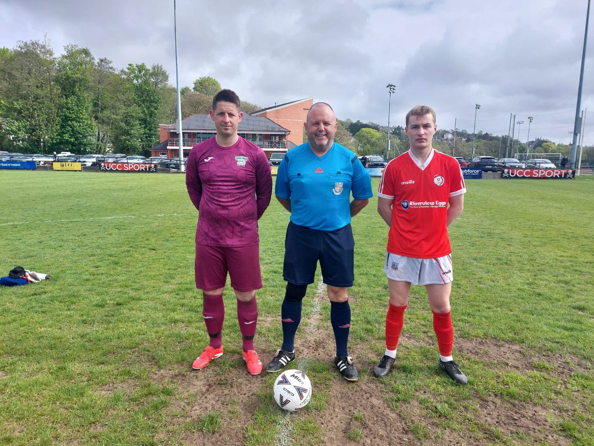 Coachford captain Stephen Murray 
Referee Paul O Sullivan 
Watergrasshill captain Ian O Callaghan