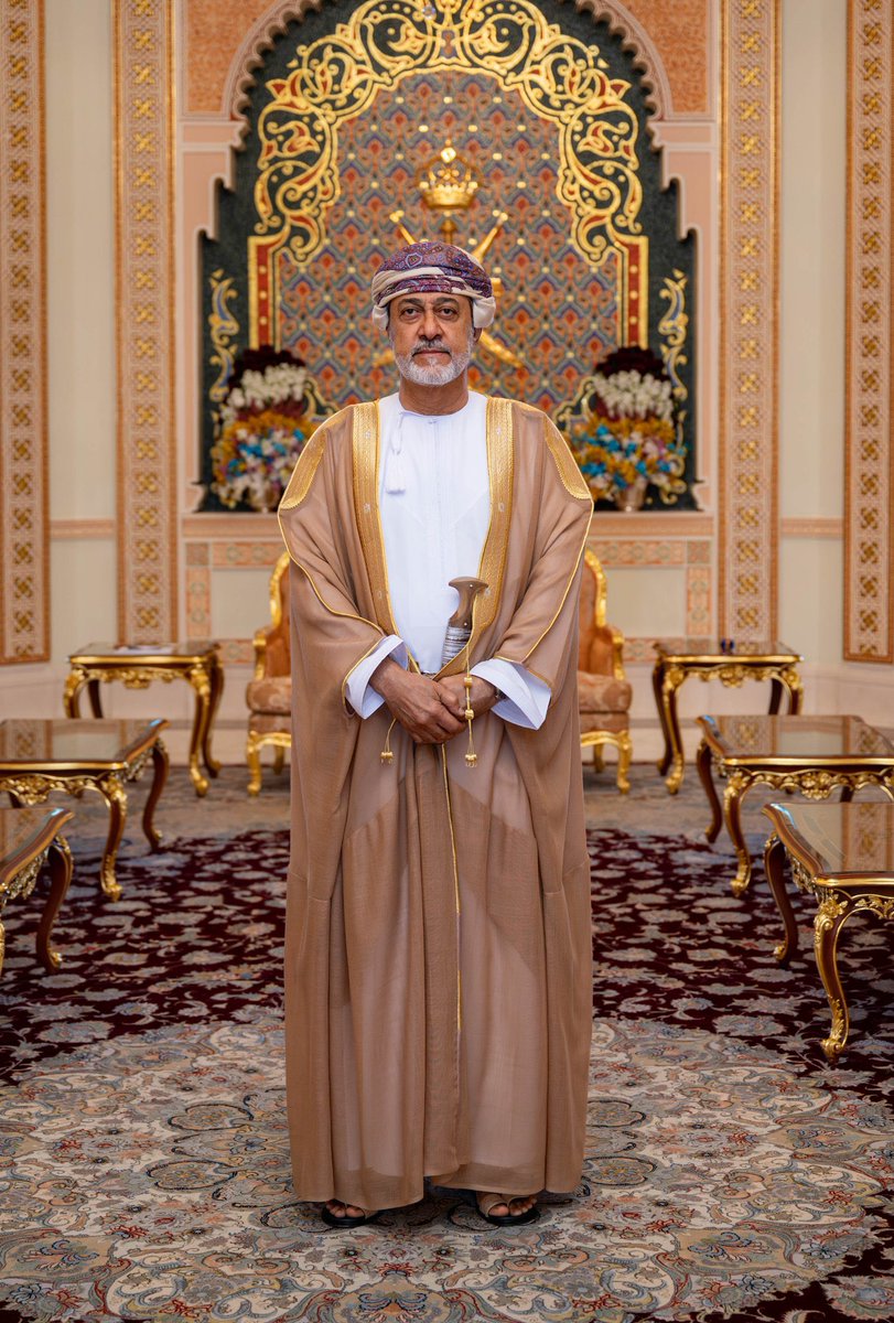 " حتى الخناجرُ فاخرت بنصالها
عزاً وكان العزُّ بعضَ تيمِمه
ثبتت بمحزمهِ الشريفِ مُهابةً
فكأنّها خُلقت له في محِزَمِهْ ". 🧡

إطلالة سامية اليوم ✨