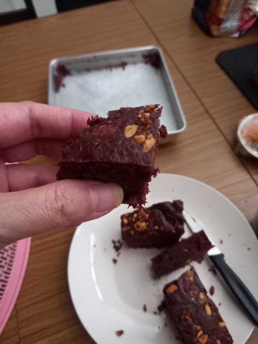 bevng1971's tweet image. Mom baked #nobutter #chocolatealmond #cake ❤️🤪🎂😋 very light sponge. My bro is lactose intolerant therefore he can def eat dis cake! 😄🤭 #homebaker #foodie #ilovecakes #spongecake