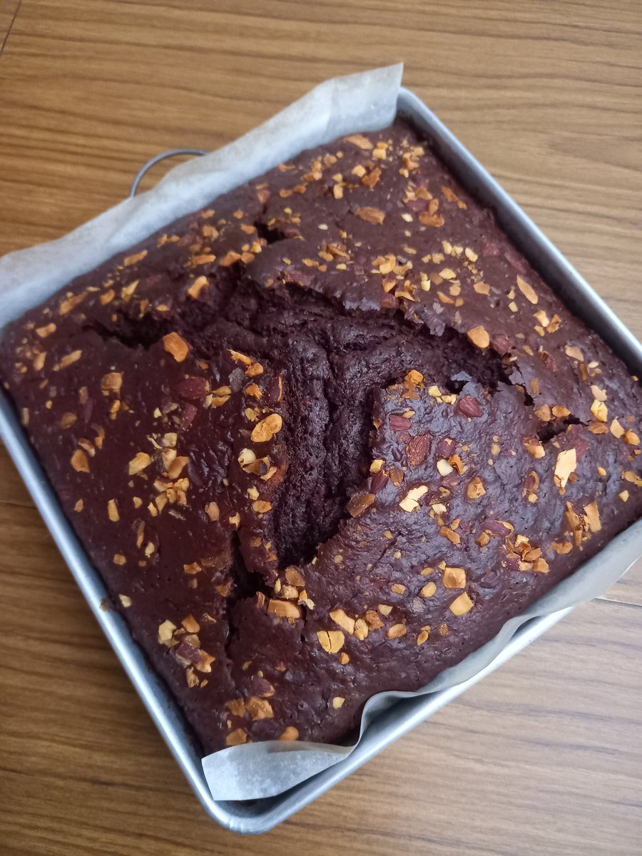 bevng1971's tweet image. Mom baked #nobutter #chocolatealmond #cake ❤️🤪🎂😋 very light sponge. My bro is lactose intolerant therefore he can def eat dis cake! 😄🤭 #homebaker #foodie #ilovecakes #spongecake