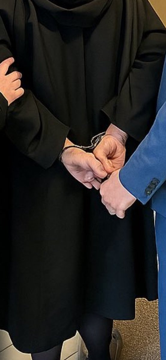 compositesandre's tweet photo. @Lmce33 @jackunheard Looks like shes trying to impress with the cuffs lol https://t.co/4xGgZJaUth