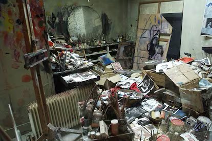 lu444bujan's tweet photo. me encantaría ser una tia clean milímetrica de esas que usan la regla para todo, pero luego recuerdo que mi futuro estudio de arte va a lucir mínimo como el de francis bacon https://t.co/bW8k9z45gH