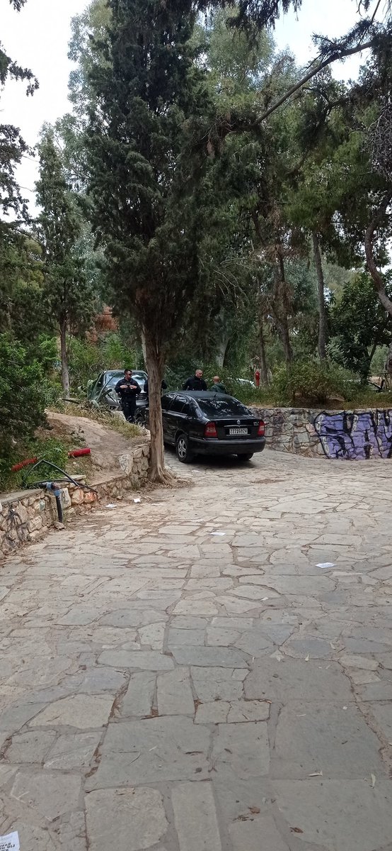 Μπράβο στο Μιχάλη Χρυσοχοΐδη. Έτσι διατηρείται ο Λόφος ελεύθερος. Και γεμάτος σκουπίδια. 
ΕΞΩ ΟΙ ΜΠΑΤΣΟΙ ΑΠΟ ΤΟ ΛΟΦΟ ΣΤΡΕΦΗ
