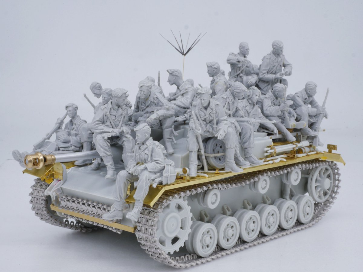 RockkenModel's tweet image. 1/35 ドラゴン Ⅲ号突撃砲 F型
搭乗員の兵士の皆さまです。
使用キットはAC MODELS。
G型用に造形されたフィギュアを、F型や追加した積荷に合わせる工作がとてつもなく大変でしたが、雰囲気は抜群です!