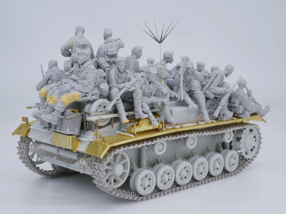 RockkenModel's tweet image. 1/35 ドラゴン Ⅲ号突撃砲 F型
搭乗員の兵士の皆さまです。
使用キットはAC MODELS。
G型用に造形されたフィギュアを、F型や追加した積荷に合わせる工作がとてつもなく大変でしたが、雰囲気は抜群です!