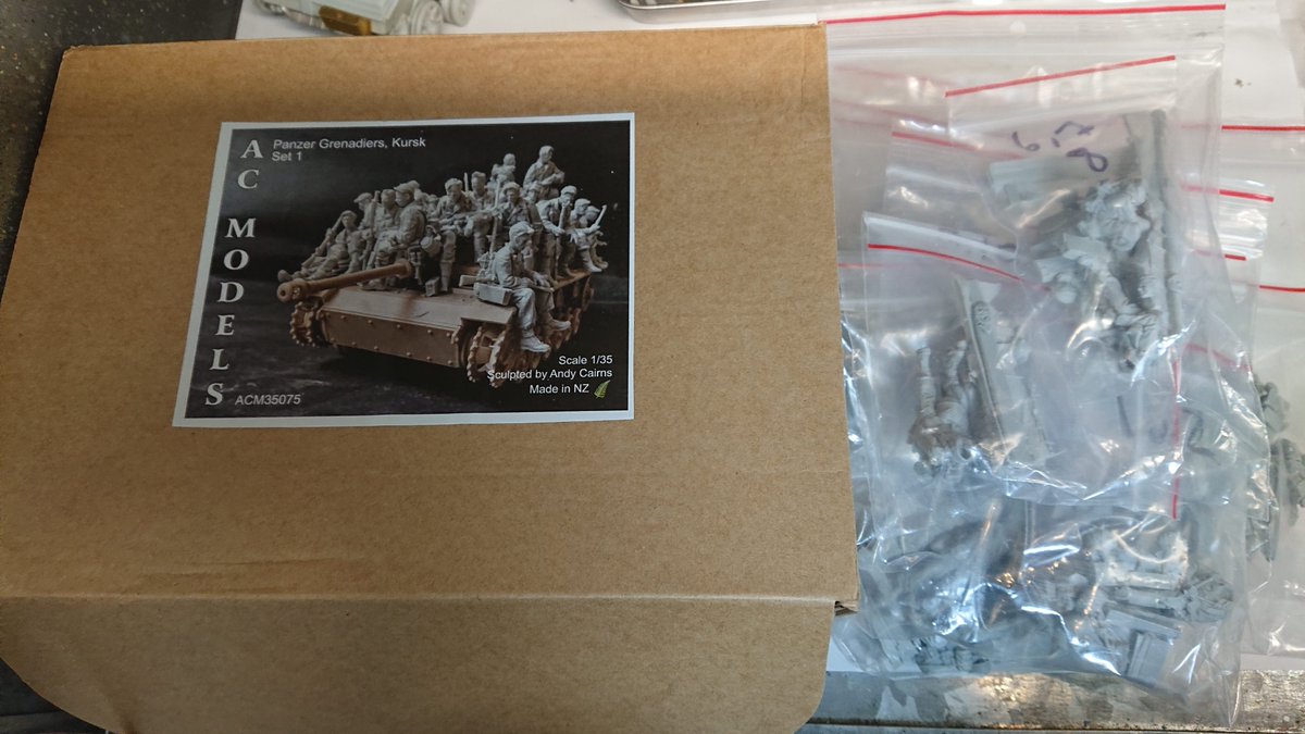RockkenModel's tweet image. 1/35 ドラゴン Ⅲ号突撃砲 F型
搭乗員の兵士の皆さまです。
使用キットはAC MODELS。
G型用に造形されたフィギュアを、F型や追加した積荷に合わせる工作がとてつもなく大変でしたが、雰囲気は抜群です!