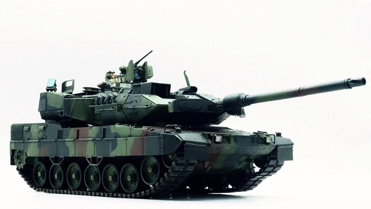 FuwakuT's tweet image. レオパルド2  A8、完成！
あえてNATO迷彩で仕上げてみました。
いつものレオパルドらしさのあるボディに、トロフィーAPSが追加されて、ますますカッコいいですね。

#プラモデル
#レオパルド2A8
#AmusingHobby 
#新作