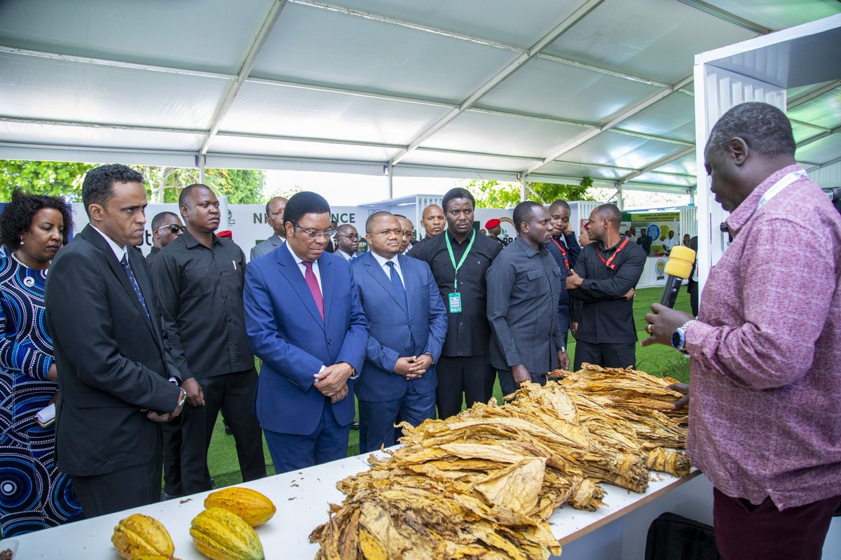Waziri Mkuu wa Jamhuri ya Muungano wa Tanzania, Mhe. Kassim Majaliwa (Mb) ameambatana na Waziri wa Kilimo, Mhe. Hussein Bashe (Mb) pamoja na Viongozi mbalimbali wa Serikali kutembelea mabanda mbalimbali ya Maonesho
