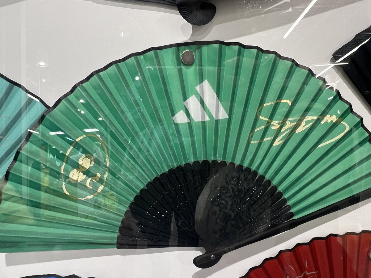 教えていただき新宿アルペンでサイン入り扇子見てきました💕 ライトが