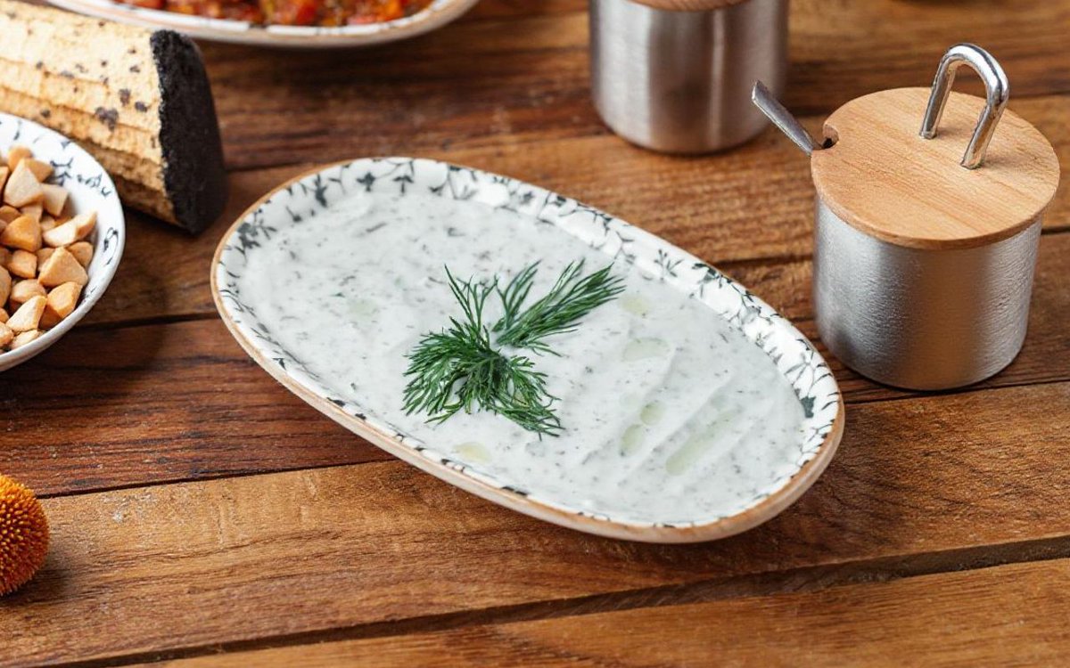 rezeptheft.at/rezepte/tsatsi… 
Tsatsiki ist eine traditionelle griechische Spezialität, die mit ihrer cremigen Konsistenz und dem frischen Aroma aus Gurke, Knoblauch und Joghurt begeistert.
#rezeptheft #Tsatsiki #grichischeküche