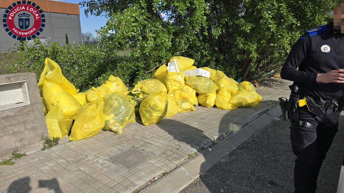 policiavaldmoro's tweet photo. 📆 #SábadoTarde
📍 #Tijerilla
✍️ Denunciamos a una persona por realizar un vertido en el polígono #Valmor
Depositó varias bolsas de basura
👉 comprobamos que pertenecen a un restaurante tras localizar factura en el interior.
Tras ser identificado, recoge las bolsas. https://t.co/rgxND27nOQ